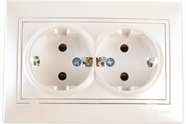 Розетка LEZARD MIRA 701-3030-127, двухместная, встраиваемая, жемчужно-белый перламутр, с заземлением 1849