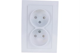 Розетка UNIVersal Бриллиант, двухместная, встраиваемая, белая, без заземления, с защитными шторками 21743